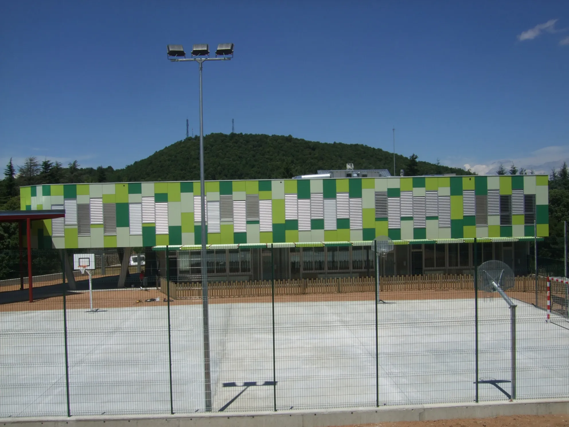 Façana i pati de l'escola els Castanyers