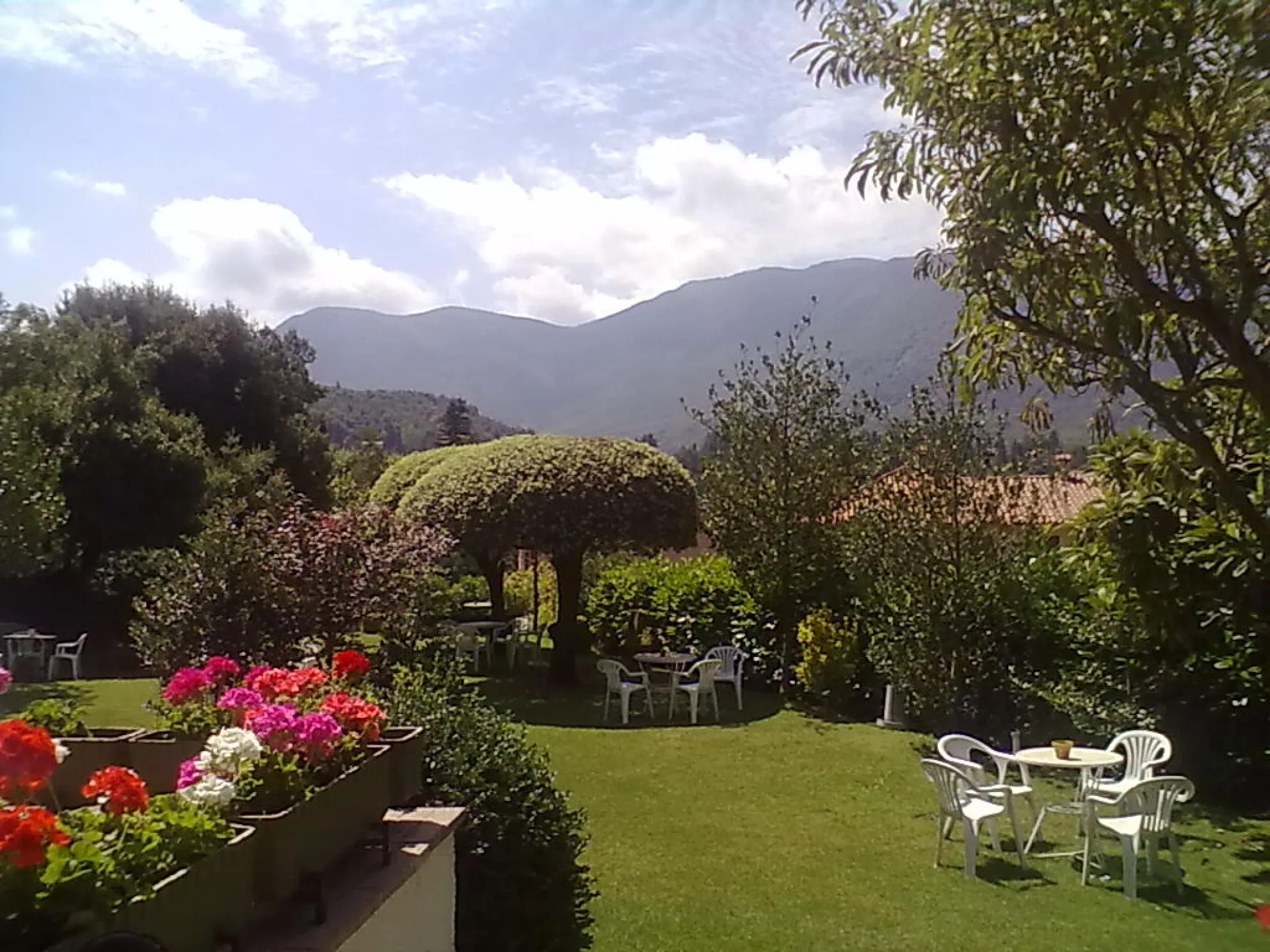 Vistes de l'exterior de la Masia del Montseny