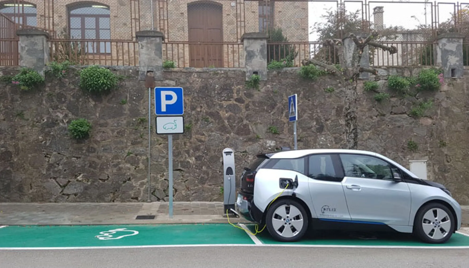 Punt de recàrrega semi-ràpid per a vehicles elèctrics