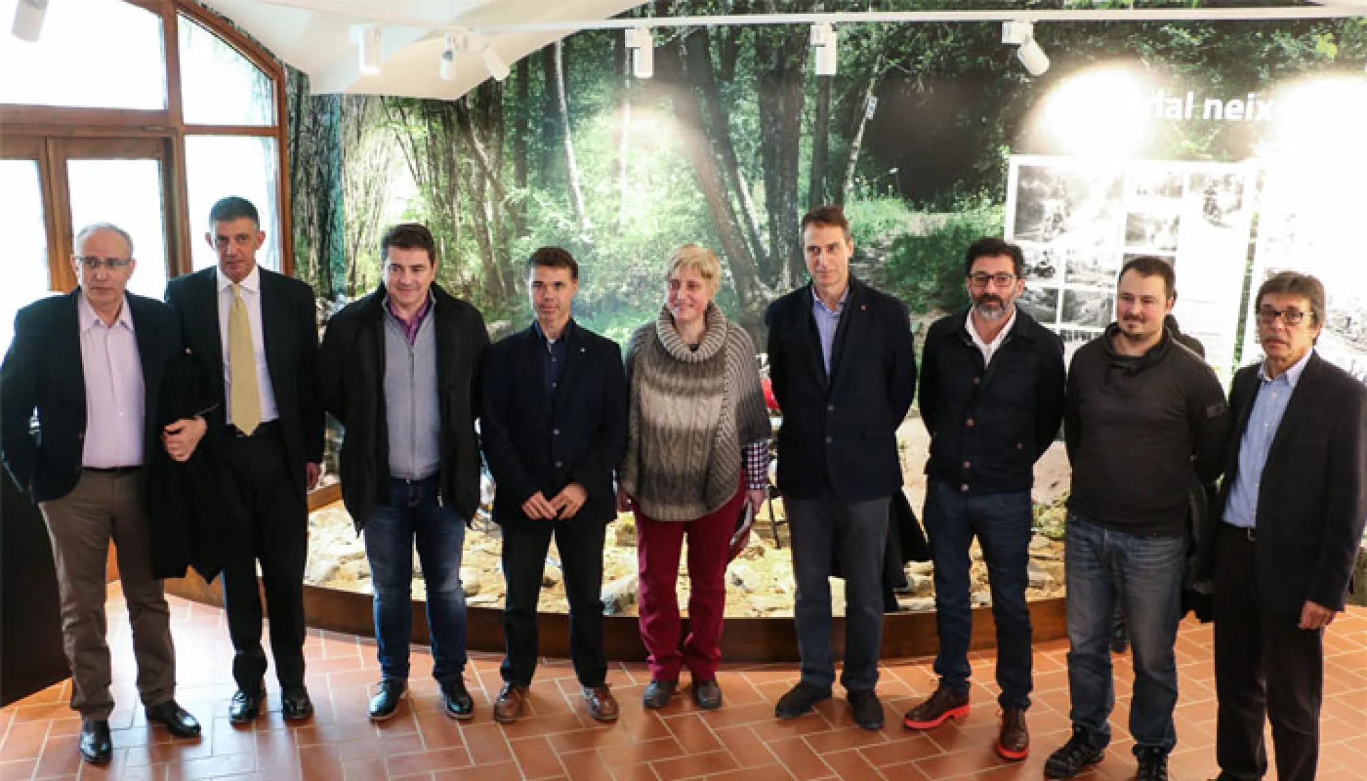 Autoritats presents a la inauguració, amb Ivan Tibau, Josep Salom i Margarida Feliu al centre, membres del consistori i Aman Barfull