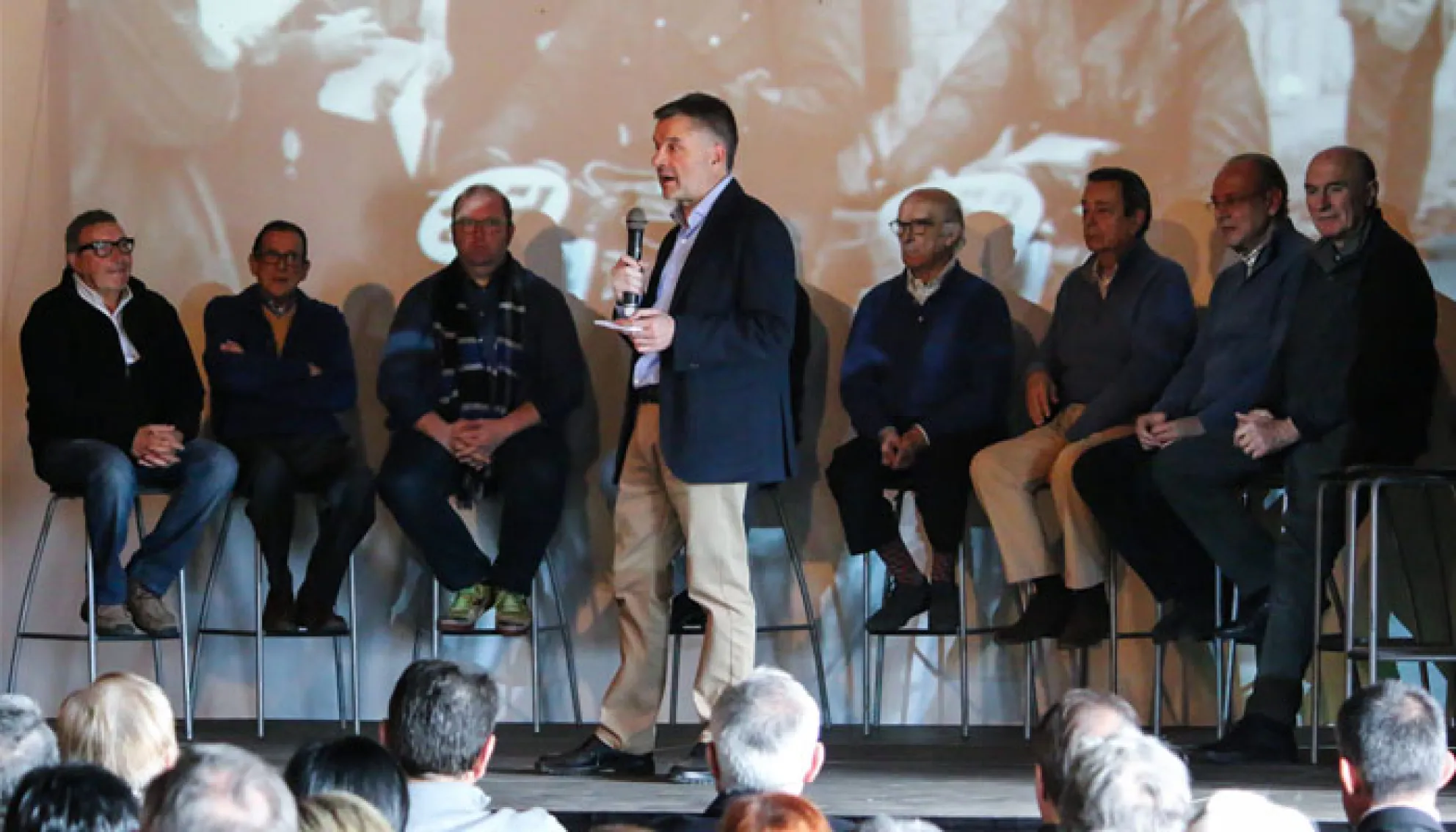 El comissari de l'exposició, Josep Autet, davant d'antics pilots i persones que han aportat vivències i material a la mostra