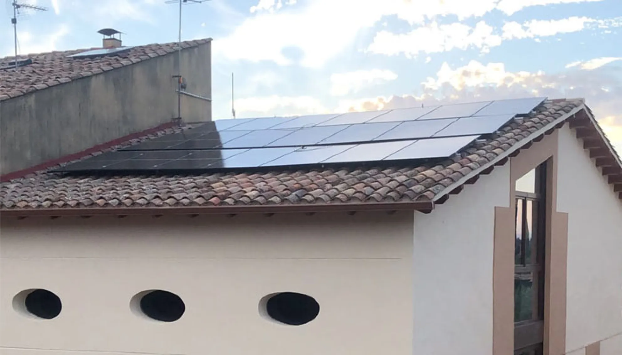 Execució de la instal·lació fotovoltaica d'autoconsum col·lectiu a l'edifici de Can Sià