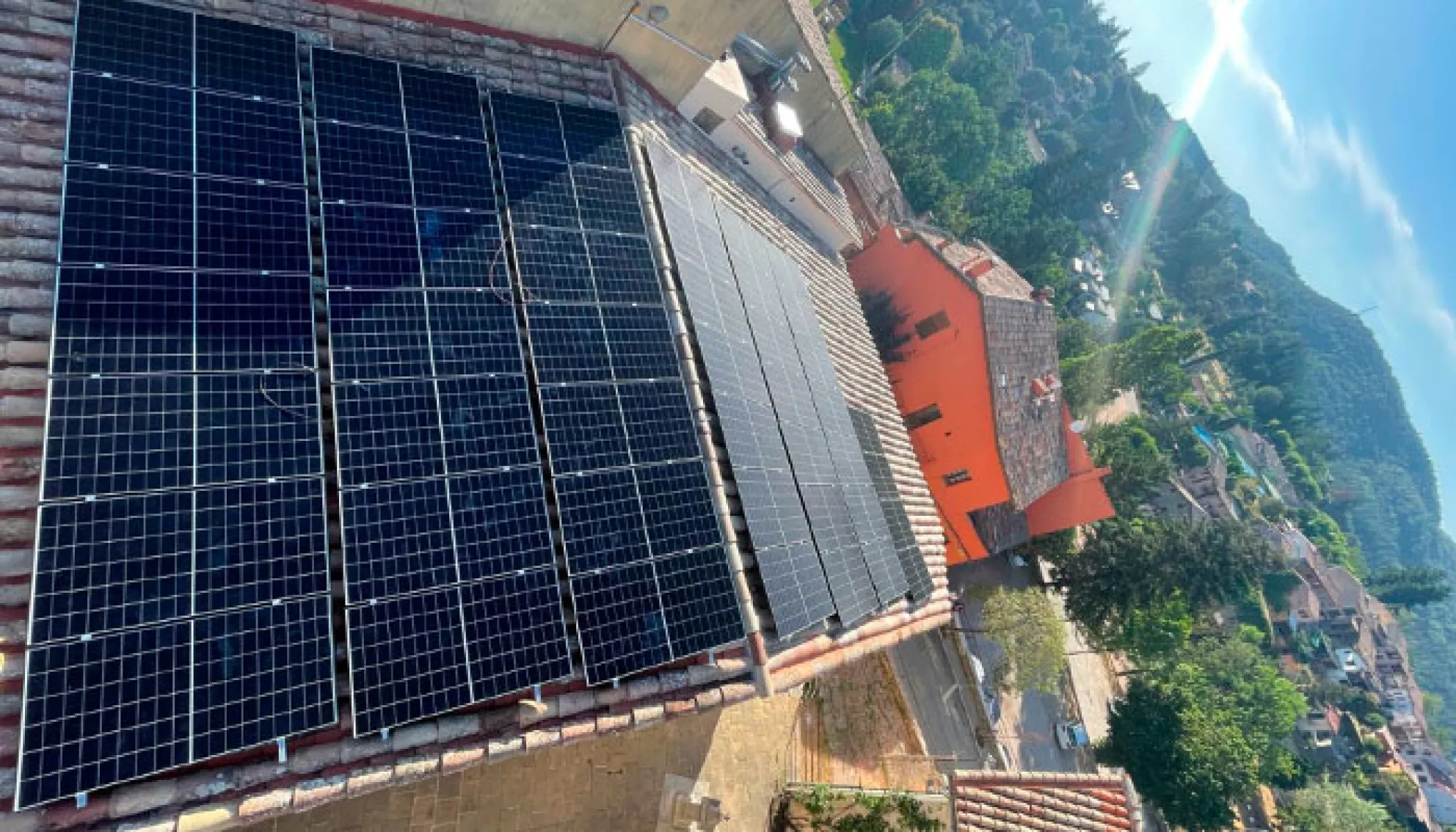 Execució de la instal·lació fotovoltaica d'autoconsum col·lectiu a l'edifici de Can Sià